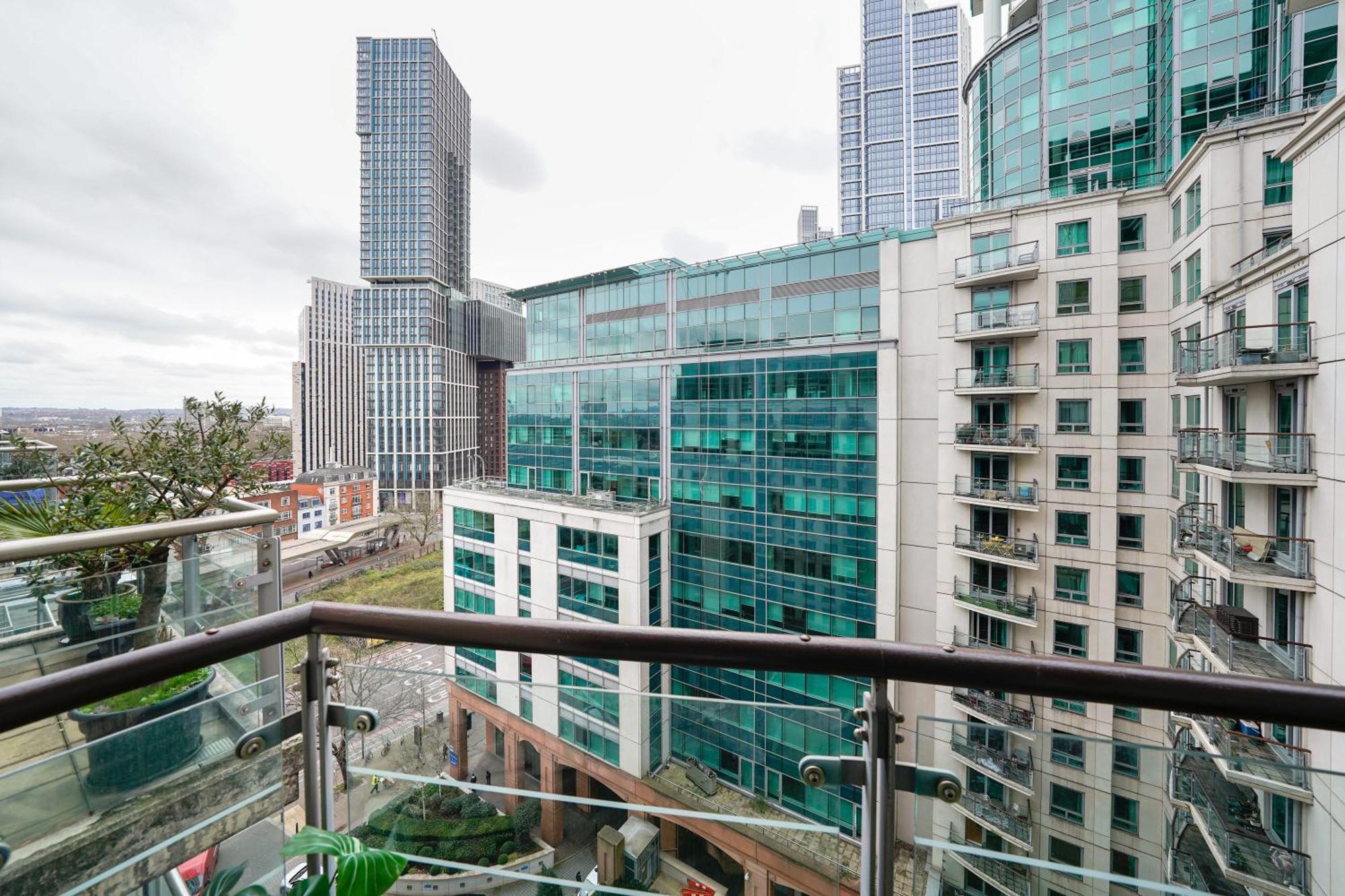 Апартаменты St George Wharf Лондон Экстерьер фото