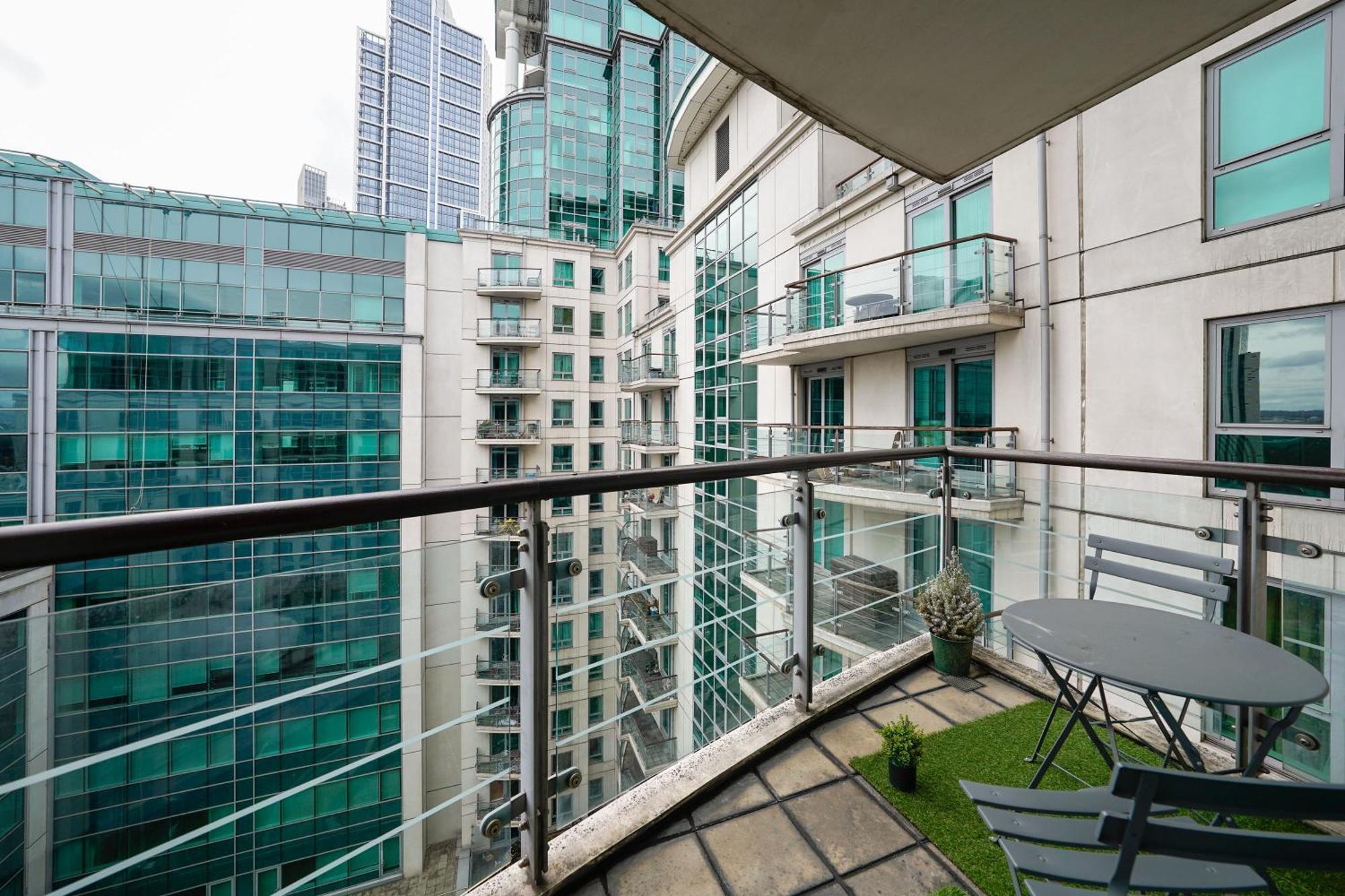 Апартаменты St George Wharf Лондон Экстерьер фото